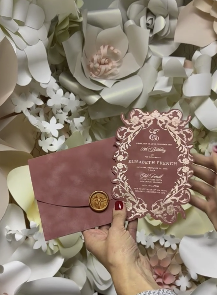 Invitation de luxe en daim mauve et feuille d'or rose pressée
