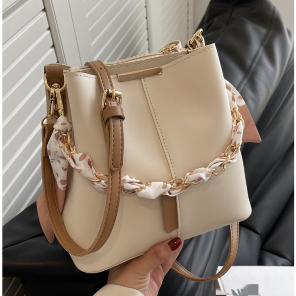 Sac Élégant à Chaine Décoré de foulard